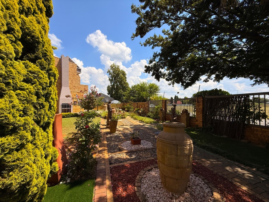 6 Bedroom Property for Sale in Van Der Hoff Park North West